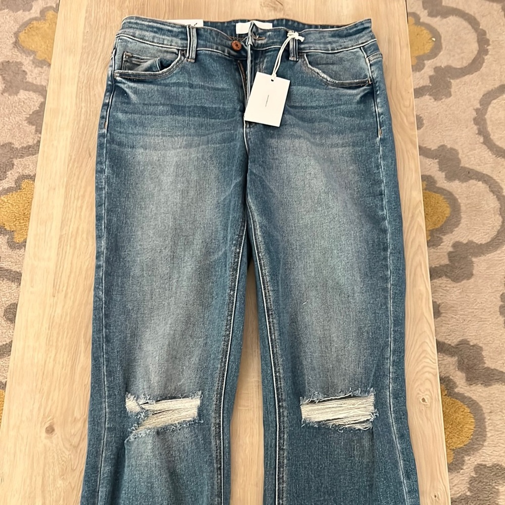 Super cute vervet jeans with distressed knee